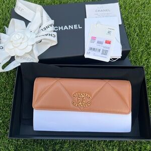 ❌SOLD❌
BNIB 22S Caramel Lambskin Chanel 19 Flap Wallet GHW
